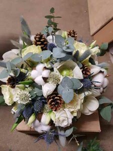 bouquet-bleu-et-blanc-et-eucalyptus