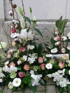compo-florale-deuil-rose-et-blanc