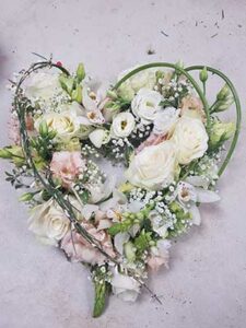 composition-en-coeur-fleurs-roses