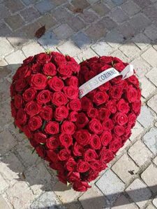 composition-en-coeur-roses-rouges