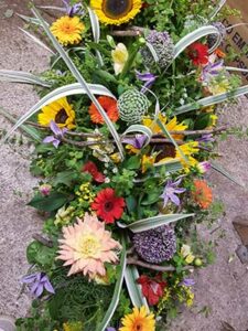 composition-fleurs-jaunes-rouges-et-violettes