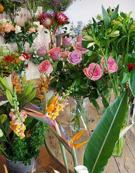 toutes les fleurs qu'on peut trouver chez brindille-artisan fleuriste rue des grosses pierres-chargé